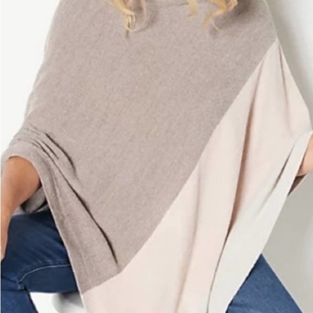 NWT Barefoot Dreams Cozychic Lite Sunset Poncho in Beach Rock